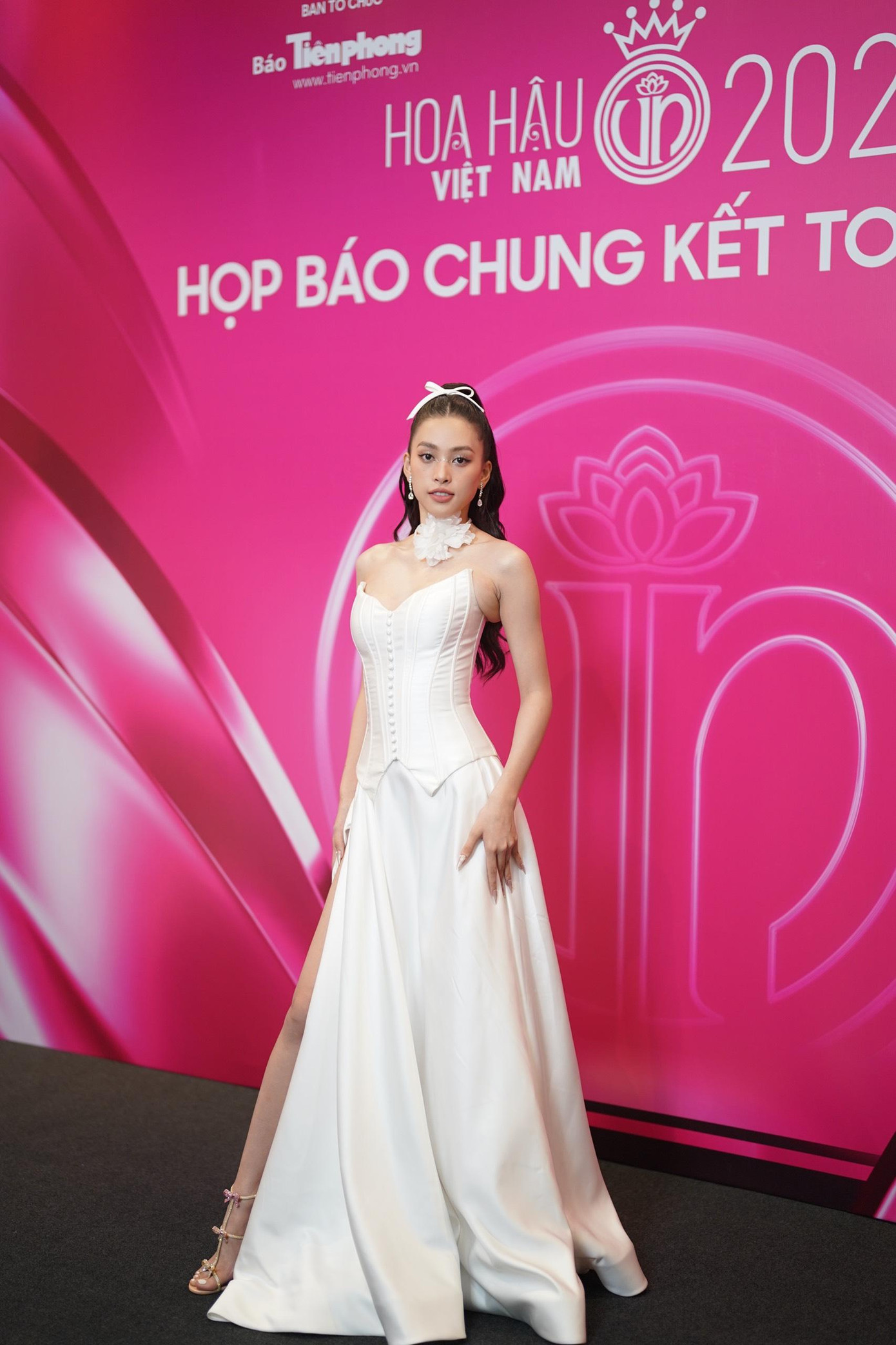 Hoa hậu Việt Nam 2018 Trần Tiểu Vy cũng diện mốt xẻ tà nhưng theo phong cách khác, trẻ trung và năng động hơn. Hoa hậu Việt Nam 2018 Trần Tiểu Vy cũng diện mốt xẻ tà nhưng theo phong cách khác, trẻ trung và năng động hơn.