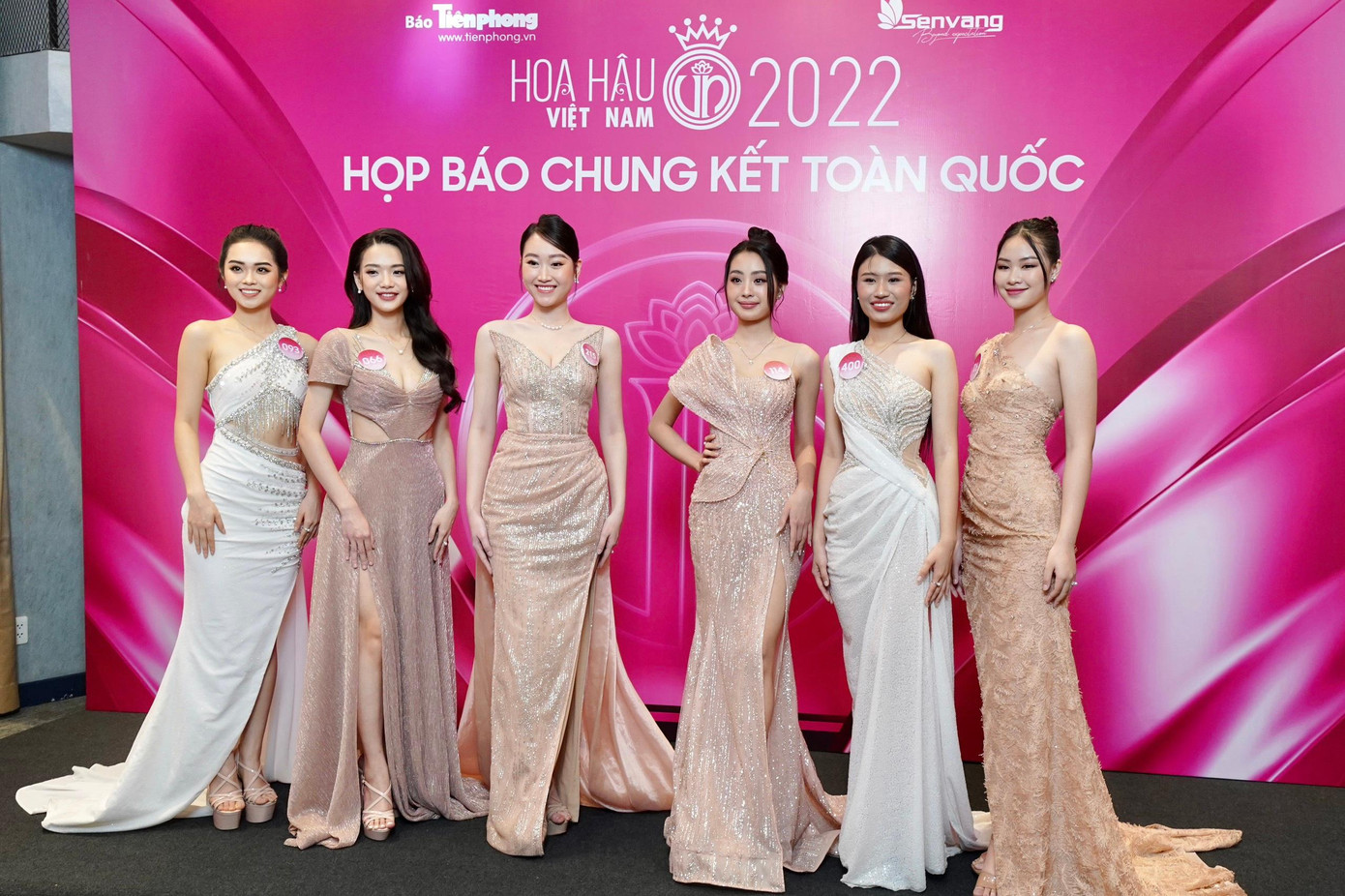 Bà Trương Thị Huyền Thương, cố vấn sắc đẹp của Hoa Hậu Việt Nam 2022, đánh giá các thí sinh đẹp hơn ở vòng Chung khảo. "Tôi nhận thấy qua mỗi năm, các thí sinh HHVN đều có bước tiến lớn. Các thí sinh xinh đẹp, tươi trẻ và có nền tảng học thức tốt. Họ ngang tài ngang sức. Tôi tò mò không biết ai đăng quang năm nay”, nữ doanh nhân nói. Bà Trương Thị Huyền Thương, cố vấn sắc đẹp của Hoa Hậu Việt Nam 2022, đánh giá các thí sinh đẹp hơn ở vòng Chung khảo. "Tôi nhận thấy qua mỗi năm, các thí sinh HHVN đều có bước tiến lớn. Các thí sinh xinh đẹp, tươi trẻ và có nền tảng học thức tốt. Họ ngang tài ngang sức. Tôi tò mò không biết ai đăng quang năm nay”, nữ doanh nhân nói.