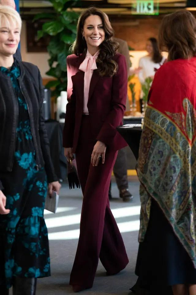 Ngày 1/12, vợ chồng xứ Wales đến thăm phòng thí nghiệm công nghệ khí hậu và tổ chức từ thiện dành cho thanh niên. Người đẹp chọn cho mình bộ vest màu đỏ tía kết hợp áo sơ mi hồng nhạt. Cô mang giày cao gót da lộn màu đỏ tía và khuyên tai bằng vàng, kim cương (3.100 USD). Ảnh: WireImage. Ngày 1/12, vợ chồng xứ Wales đến thăm phòng thí nghiệm công nghệ khí hậu và tổ chức từ thiện dành cho thanh niên. Người đẹp chọn cho mình bộ vest màu đỏ tía kết hợp áo sơ mi hồng nhạt. Cô mang giày cao gót da lộn màu đỏ tía và khuyên tai bằng vàng, kim cương (3.100 USD). Ảnh: WireImage.