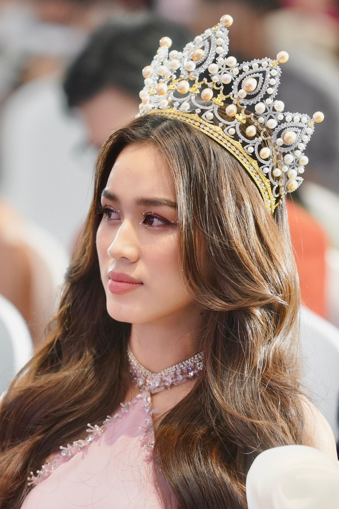 Hoa hậu Việt Nam 2020 Đỗ Thị Hà để kiểu tóc bồng bềnh tôn vẻ đẹp ngọt ngào. Hoa hậu Việt Nam 2020 Đỗ Thị Hà để kiểu tóc bồng bềnh tôn vẻ đẹp ngọt ngào.