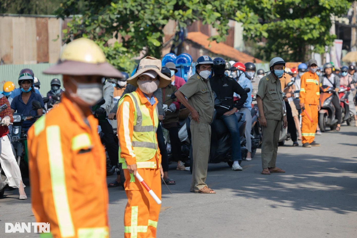 Theo ông Tự, nhân viên kỹ thuật của công trình cầu Cống đập Rạch Chiếc, hiểu rõ tình hình giao thông phức tạp ở khu vực này, đội của ông đã huy động 7 người cùng kết hợp với lực lượng chức năng để điều phối giao thông. Theo ông Tự, nhân viên kỹ thuật của công trình cầu Cống đập Rạch Chiếc, hiểu rõ tình hình giao thông phức tạp ở khu vực này, đội của ông đã huy động 7 người cùng kết hợp với lực lượng chức năng để điều phối giao thông.