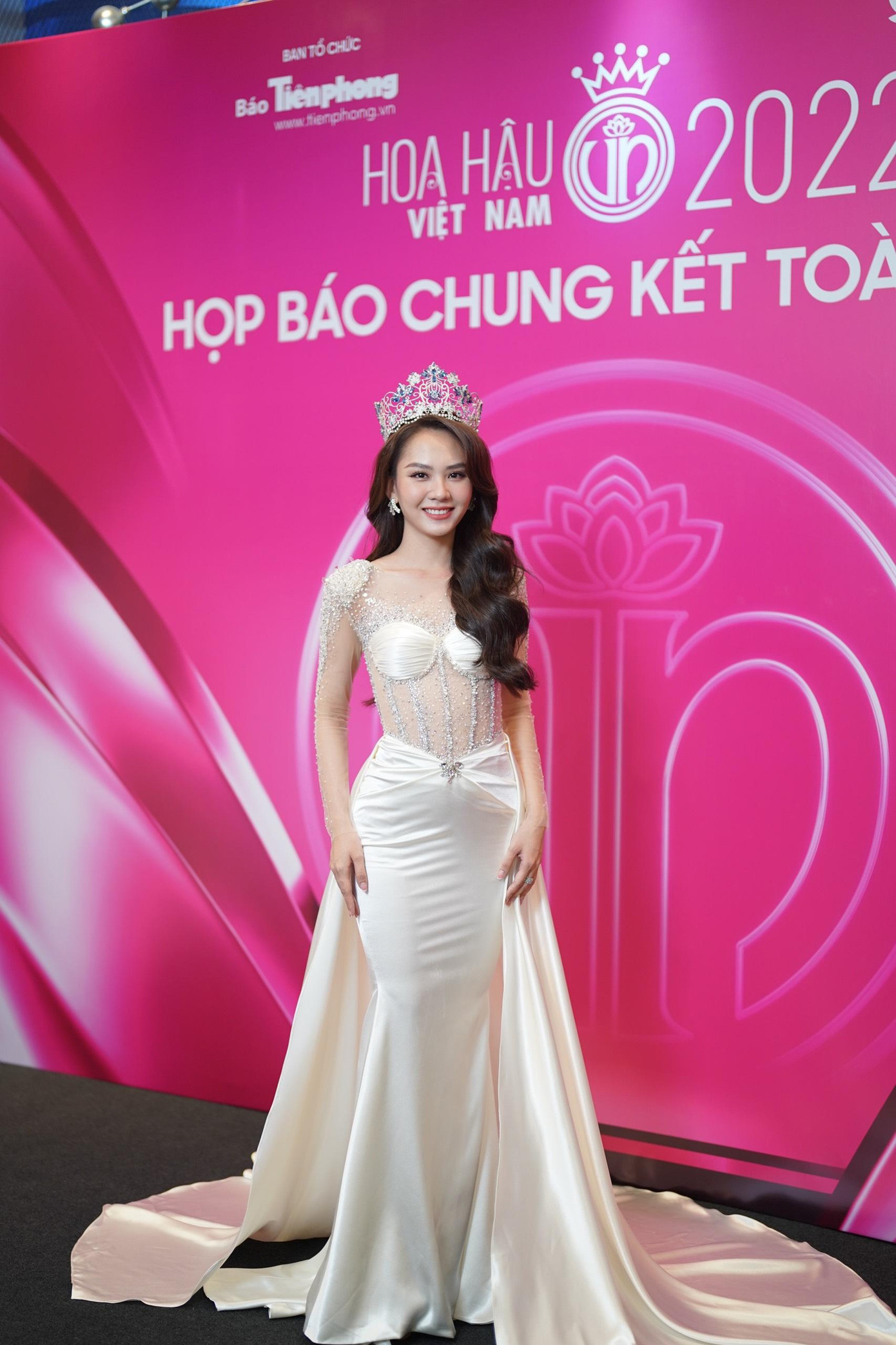 Miss World Việt Nam 2022 Huỳnh Nguyễn Mai Phương xuất hiện kiều diễm trong thiết kế dạ hội xuyên thấu màu trắng quyến rũ. Miss World Việt Nam 2022 Huỳnh Nguyễn Mai Phương xuất hiện kiều diễm trong thiết kế dạ hội xuyên thấu màu trắng quyến rũ.