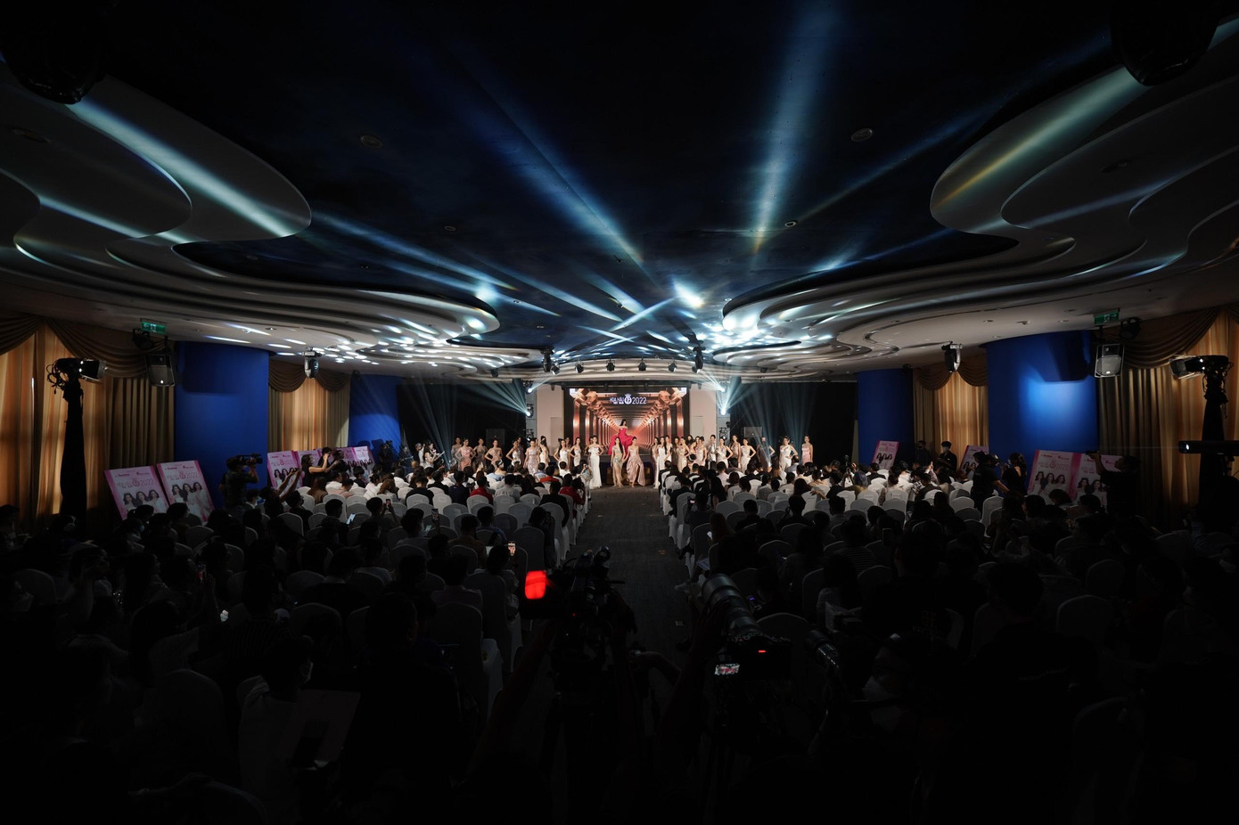 Khán phòng yên lặng ngắm nhìn Top 35 khoe sắc. Khán phòng yên lặng ngắm nhìn Top 35 khoe sắc.