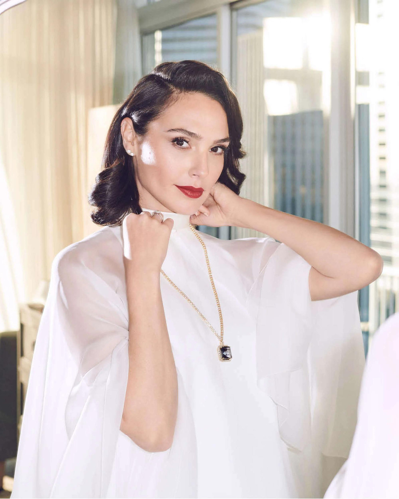 7. Gal Gadot – 5 triệu USD: Gal Gadot đạt bước tiến lớn trong nghề nghiệp nhờ vai chính trong Wonder Woman của DC Comics. Theo Showbiz Galore, 2022 là năm bội thu đối với nữ diễn viên 37 tuổi khi kiếm được 5 triệu USD từ bộ phim lấy cảm hứng từ nhà văn trinh thám người Anh Agatha Christie, Death on the Nile. Cô là ngôi sao được trả lương cao nhất trong phim. Ảnh: IG.