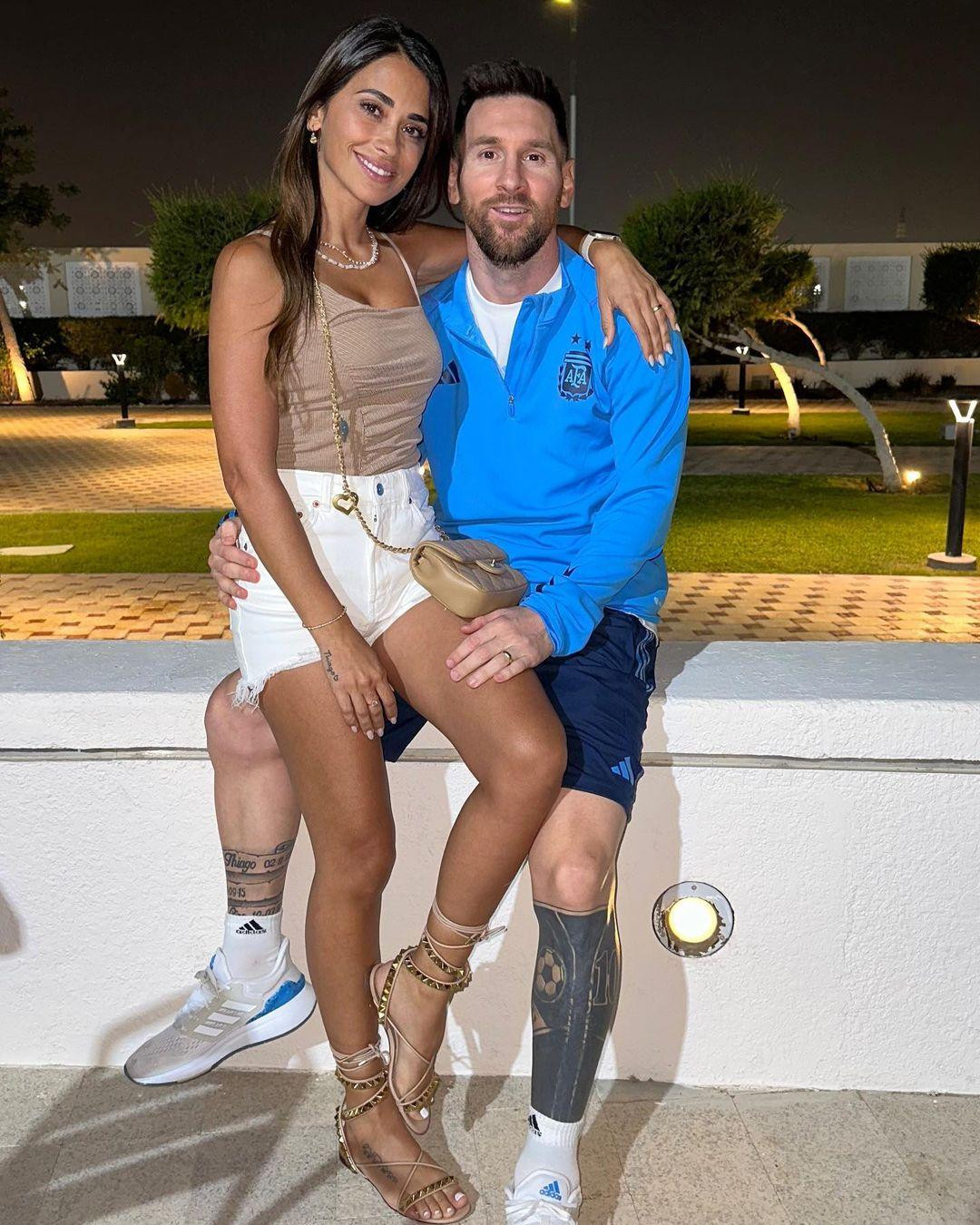 Ngày 5/12, Antonella Roccuzzo đăng lên Instagram ảnh chụp cùng chồng, danh thủ người Arghentina Lionel Messi, và ba con trai Thiago, Mateo và Ciro. Bài đăng hút hơn 260.000 lượt &quot;Thích&quot; chỉ sau chưa đầy 30 phút, cho thấy sự quan tâm lớn của cộng đồng mạng đối với một trong những gia đình kiểu mẫu bóng đá thế giới. Ảnh: IG.