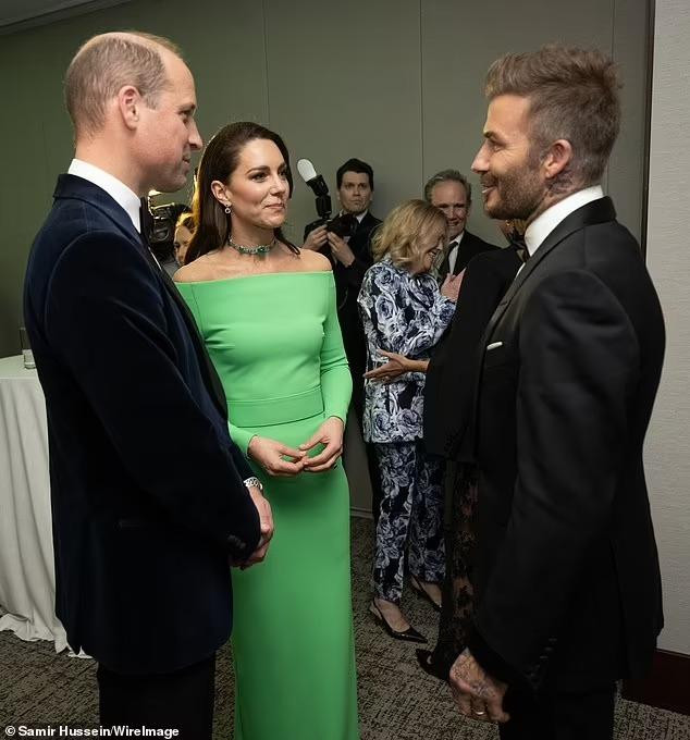 Beckham nói chuyện với Hoàng tử William và Công nương Kate ở hậu trường lễ trao giải. Ảnh: Wire Image.