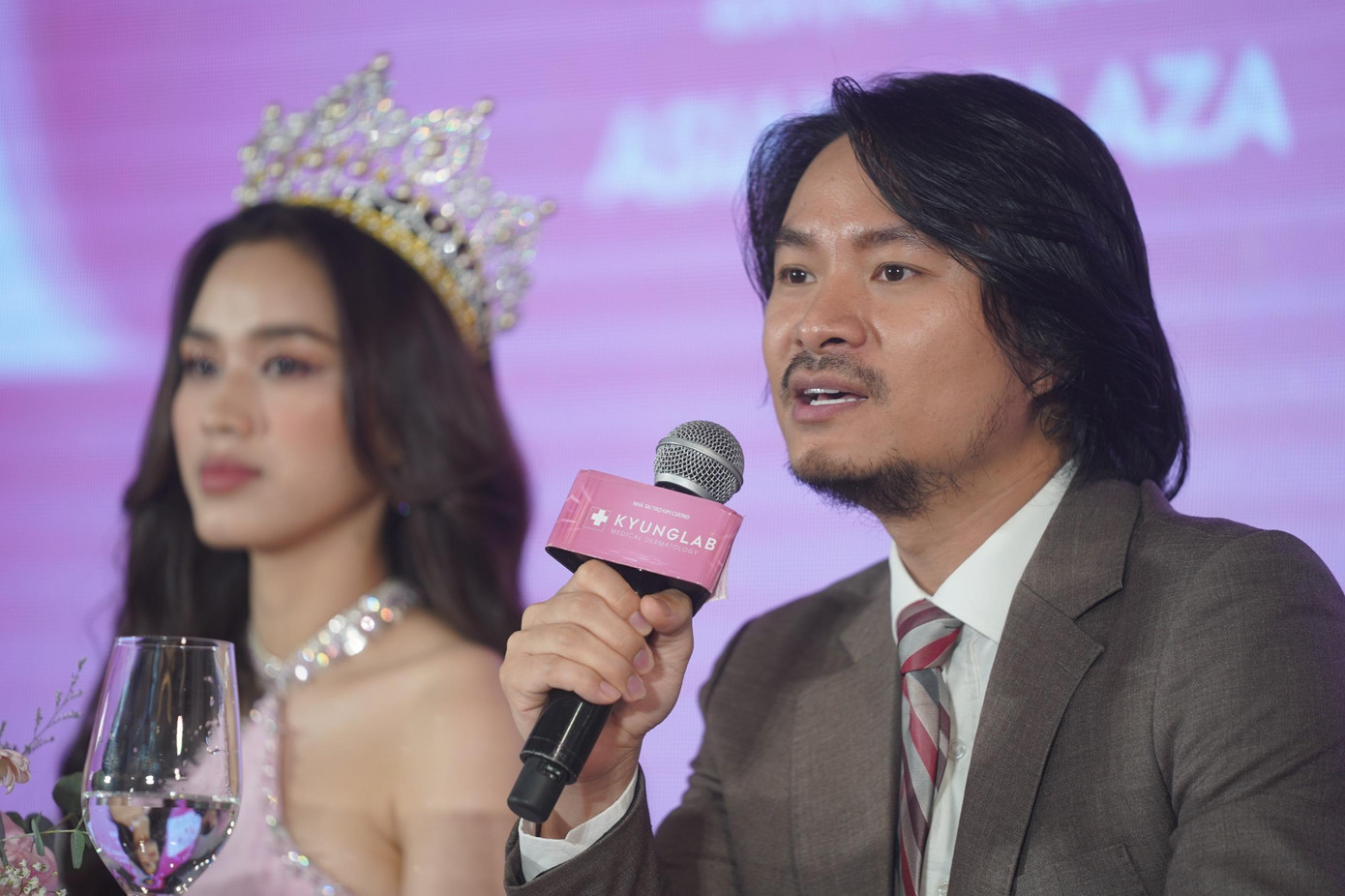 Tổng đạo diễn Hoàng Nhật Nam cho biết thời lượng đêm Chung kết HHVN 2022 không thể ít hơn 3 tiếng vì để đảm bảo format chương trình. Ông mong khán giả thông cảm nếu thấy phần trao kỷ niệm chương và hoa cho nhà tài trợ kéo dài bởi nếu không có nhà tài trợ sẽ không đủ điều kiện tổ chức cuộc thi. Tổng đạo diễn Hoàng Nhật Nam cho biết thời lượng đêm Chung kết HHVN 2022 không thể ít hơn 3 tiếng vì để đảm bảo format chương trình. Ông mong khán giả thông cảm nếu thấy phần trao kỷ niệm chương và hoa cho nhà tài trợ kéo dài bởi nếu không có nhà tài trợ sẽ không đủ điều kiện tổ chức cuộc thi.