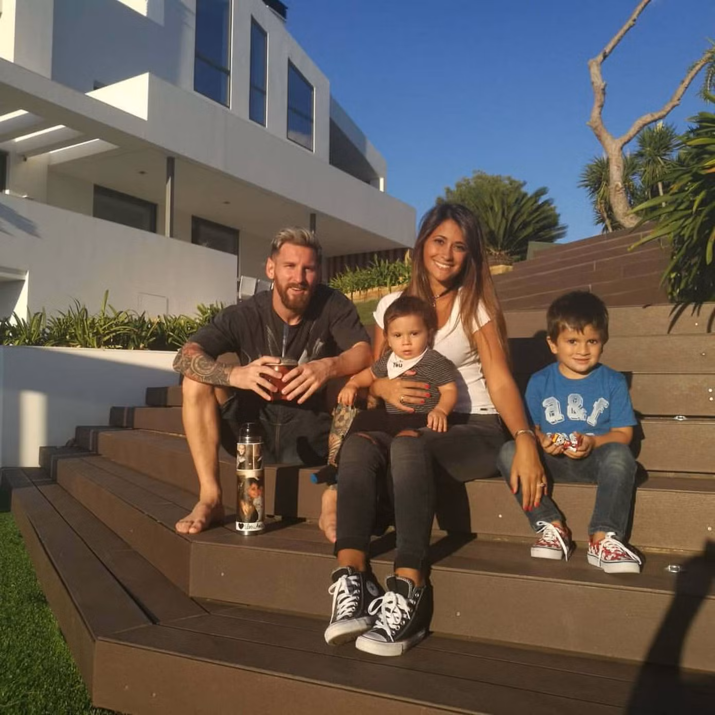 Messi cùng vợ con sống trong biệt thự 7 triệu USD ở Barcelona. Ảnh: Instagram. Messi cùng vợ con sống trong biệt thự 7 triệu USD ở Barcelona. Ảnh: Instagram.