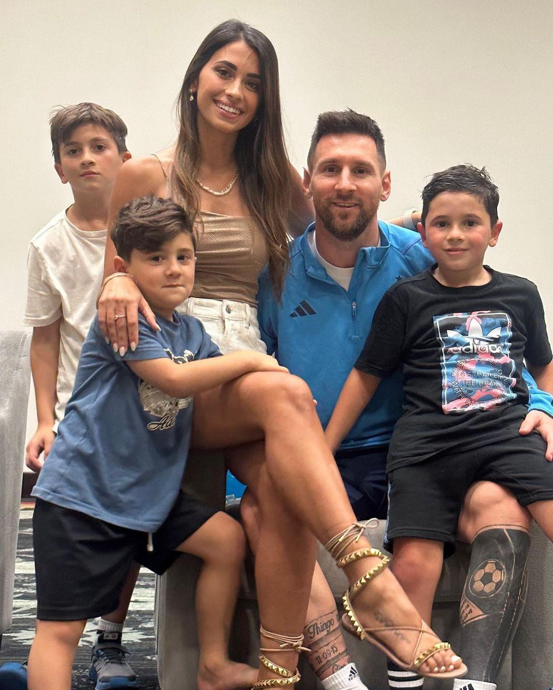 Ngày 5/12, Antonella Roccuzzo đăng lên Instagram ảnh chụp cùng chồng, danh thủ người Arghentina Lionel Messi, và ba con trai Thiago, Mateo và Ciro. Bài đăng hút hơn 260.000 lượt &quot;Thích&quot; chỉ sau chưa đầy 30 phút, cho thấy sự quan tâm lớn của cộng đồng mạng đối với một trong những gia đình kiểu mẫu bóng đá thế giới. Ảnh: IG.