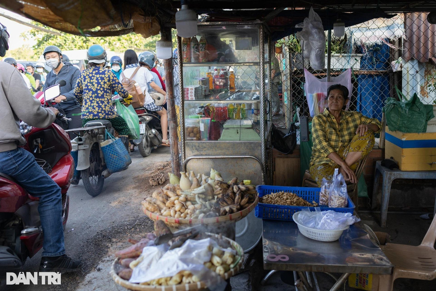 Bà Bảy bán khoai, bắp luộc ngay khu vực cầu Cống đập Rạch Chiếc cho biết: "Thông thường vào buổi sáng giờ này tôi đã bán gần hết hàng, nhưng kẹt thế này thì chẳng làm ăn được gì". Bà Bảy bán khoai, bắp luộc ngay khu vực cầu Cống đập Rạch Chiếc cho biết: "Thông thường vào buổi sáng giờ này tôi đã bán gần hết hàng, nhưng kẹt thế này thì chẳng làm ăn được gì".