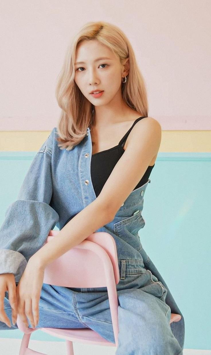 1. Yoohyeon (Dreamcatcher): Yoohyeon nhận danh hiệu “Thần tượng Kpop nổi tiếng nhất năm 2022” với hơn 1,49 triệu bình chọn. Yoohyeon, tên đầy đủ là Kim Yoohyeon, sinh năm 1997 tại Hàn Quốc. Cô giữ vị trí hát dẫn (Lead Vocalist) trong nhóm nhạc nữ Dreamcatcher.