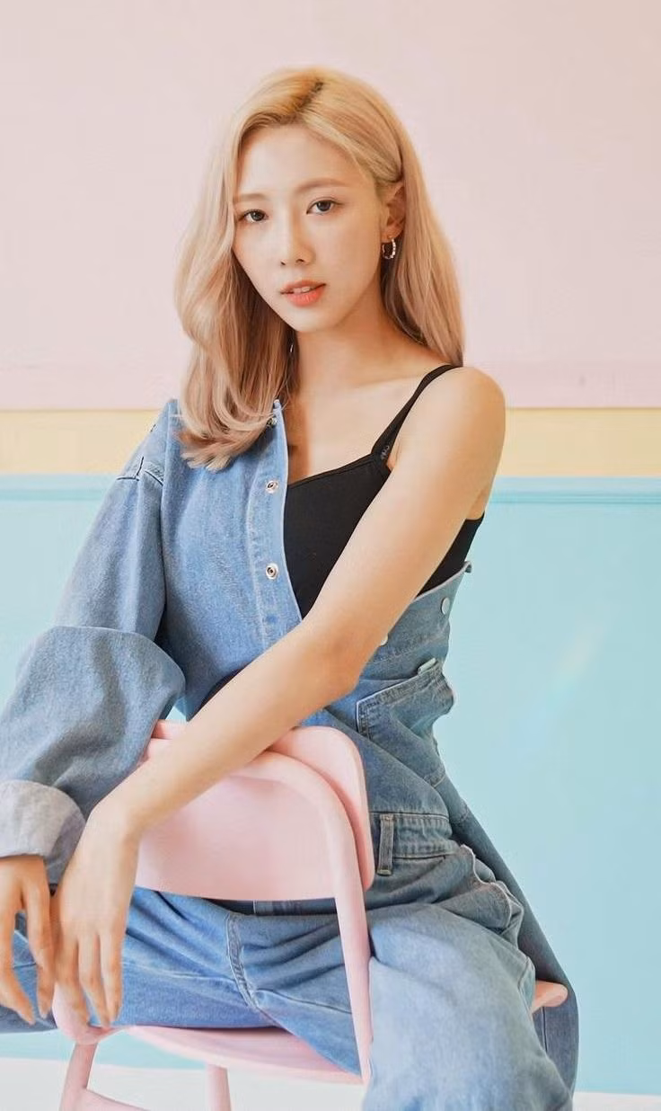 1. Yoohyeon (Dreamcatcher): Yoohyeon nhận danh hiệu “Thần tượng Kpop nổi tiếng nhất năm 2022” với hơn 1,49 triệu bình chọn. Yoohyeon, tên đầy đủ là Kim Yoohyeon, sinh năm 1997 tại Hàn Quốc. Cô giữ vị trí hát dẫn (Lead Vocalist) trong nhóm nhạc nữ Dreamcatcher. 1. Yoohyeon (Dreamcatcher): Yoohyeon nhận danh hiệu “Thần tượng Kpop nổi tiếng nhất năm 2022” với hơn 1,49 triệu bình chọn. Yoohyeon, tên đầy đủ là Kim Yoohyeon, sinh năm 1997 tại Hàn Quốc. Cô giữ vị trí hát dẫn (Lead Vocalist) trong nhóm nhạc nữ Dreamcatcher.