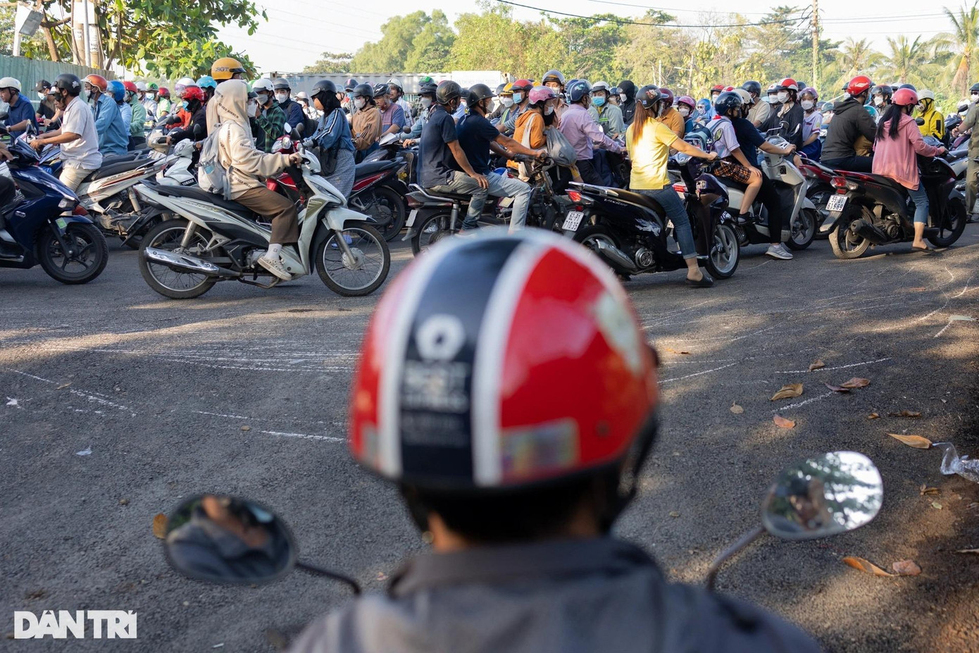 Có người chọn phương án đứng chờ dòng xe thông thoáng thì mới đi tiếp. Có người chọn phương án đứng chờ dòng xe thông thoáng thì mới đi tiếp.