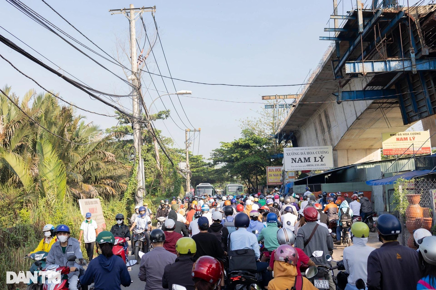 Trước đó để thay thế cho cầu cống đập Rạch Chiếc hiện hữu đã bị xuống cấp, TP Thủ Đức đã có dự án xây dựng cầu Nam Lý, được khởi công tháng 10/2016, chiều dài cầu 449m, tổng mức đầu tư 857 tỷ đồng, dự kiến hoàn thành sau 18 tháng thi công. Tuy nhiên công trình ngừng thi công đã 5 năm qua, đạt khoảng 40% khối lượng, lí do Cầu Nam Lý không thể tiếp tục thi công do vướng giải phóng mặt bằng (GPMB). Vấn đề này cũng gây bức xúc cho người dân nhiều năm qua. Trước đó để thay thế cho cầu cống đập Rạch Chiếc hiện hữu đã bị xuống cấp, TP Thủ Đức đã có dự án xây dựng cầu Nam Lý, được khởi công tháng 10/2016, chiều dài cầu 449m, tổng mức đầu tư 857 tỷ đồng, dự kiến hoàn thành sau 18 tháng thi công. Tuy nhiên công trình ngừng thi công đã 5 năm qua, đạt khoảng 40% khối lượng, lí do Cầu Nam Lý không thể tiếp tục thi công do vướng giải phóng mặt bằng (GPMB). Vấn đề này cũng gây bức xúc cho người dân nhiều năm qua.