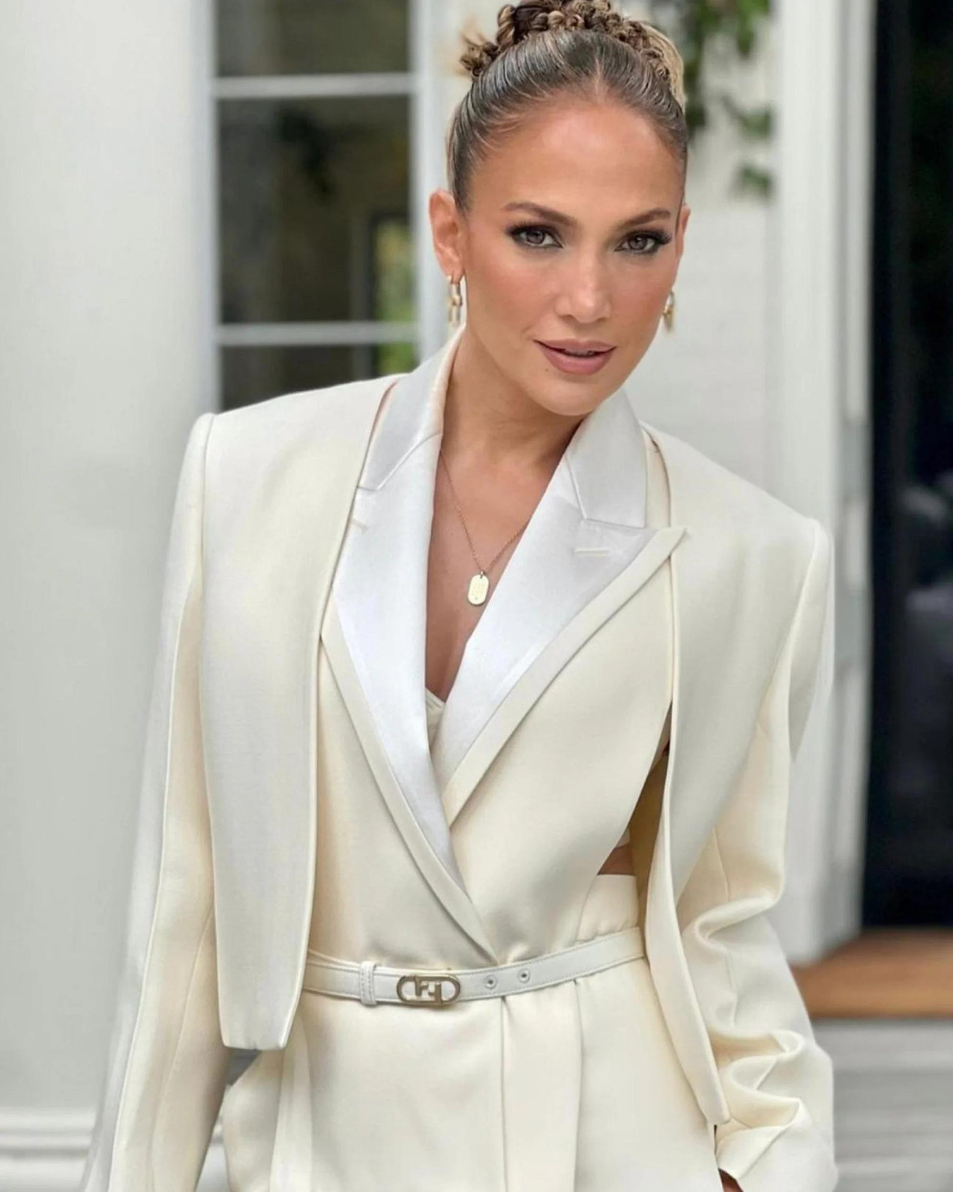 6. Jennifer Lopez – 8,5 triệu USD: 2022 là năm bận rộn với Jennifer Lopez. Bên cạnh kết hôn với người chồng thứ tư Ben Affleck vào tháng 7, nữ ca sĩ kiêm diễn viên 53 tuổi kiếm được 8,5 triệu USD nhờ đóng vai chính trong bộ phim hài lãng mạn Marry Me. Phim kể về ngôi sao ca nhạc kết hôn với khán giả trong buổi biểu diễn. Ảnh: IG.