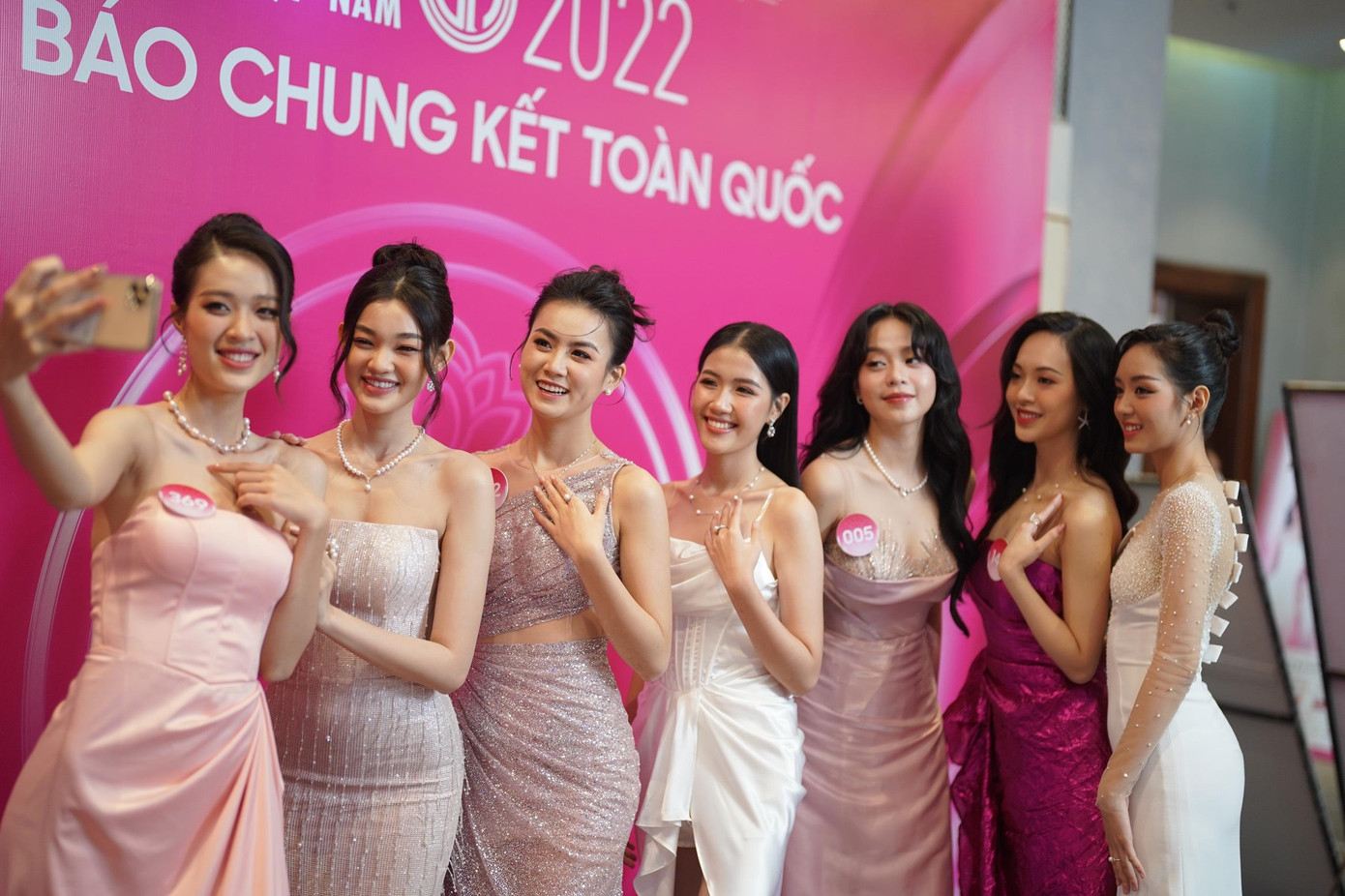 Top 35 thí sinh vòng Chung kết Hoa hậu Việt Nam 2022 có mặt tại địa điểm tổ chức họp báo ở Asiana Plaza - Bình Thạnh (TP.HCM). Đây là lần đầu tiên họ ra mắt báo chí, truyền thông sau vòng Chung khảo. Top 35 thí sinh vòng Chung kết Hoa hậu Việt Nam 2022 có mặt tại địa điểm tổ chức họp báo ở Asiana Plaza - Bình Thạnh (TP.HCM). Đây là lần đầu tiên họ ra mắt báo chí, truyền thông sau vòng Chung khảo.