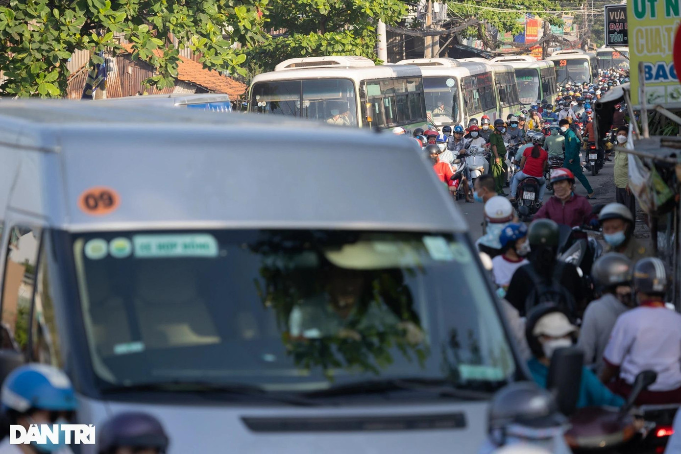 Dòng xe kẹt kéo dài, nhiều ô tô, xe máy phải "chôn chân" hàng giờ đồng hồ khi qua đoạn đường này. Dòng xe kẹt kéo dài, nhiều ô tô, xe máy phải "chôn chân" hàng giờ đồng hồ khi qua đoạn đường này.