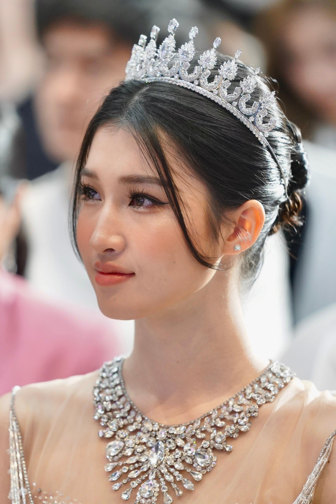 Á hậu Phương Nhi có khoảnh khắc động lòng người. Á hậu Phương Nhi có khoảnh khắc động lòng người.