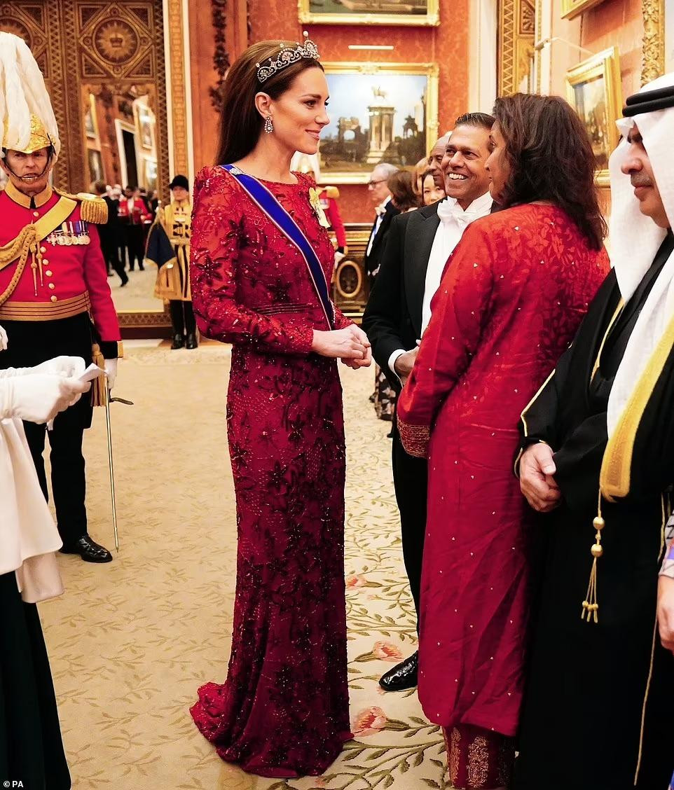 Công nương Kate mặc váy ren đỏ của Jenny Packham với vương miện Lotus Flower. Cô tiếp tục gây ấn tượng bởi phong cách sang trọng. Ảnh: PA.