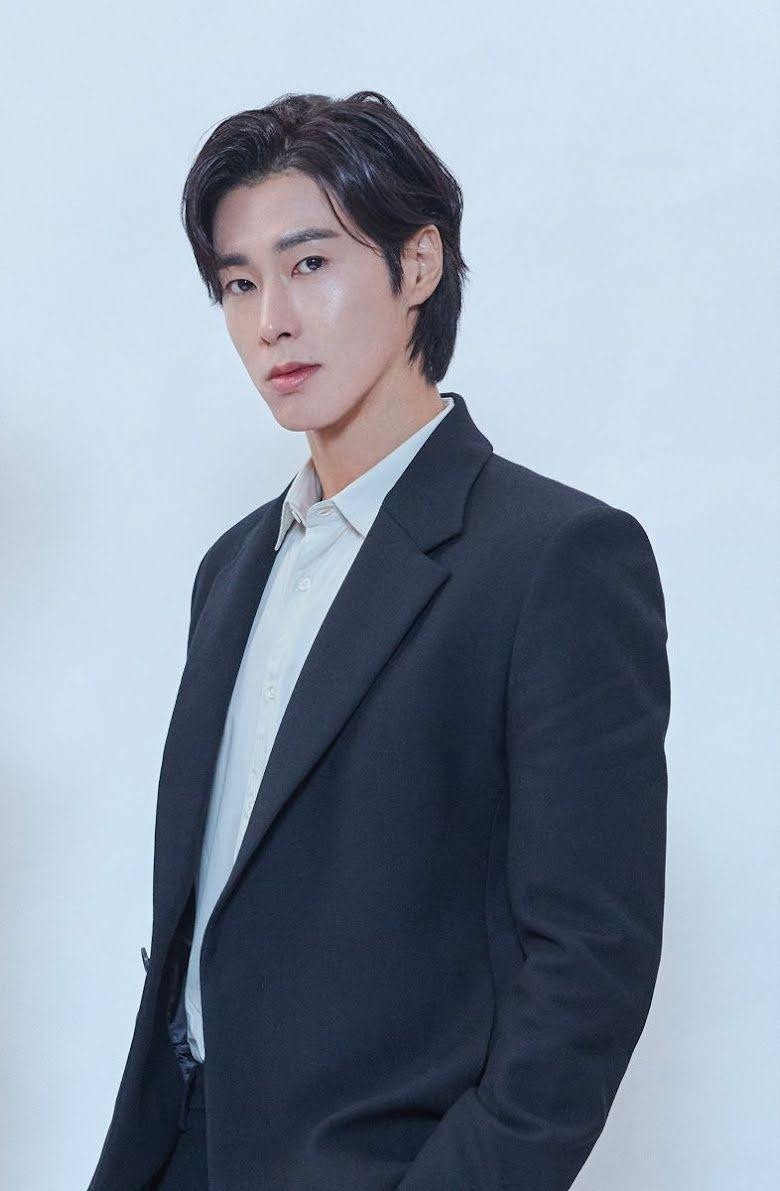 3. Yunho (TVXQ): Yunho xếp hạng 3 nhưng lượt bình chọn lại bị hai vị trí đầu bảng bỏ xa. Anh nhận được hơn 334.000 bình chọn. Yunho, tên thật là Jung Yunho, sinh năm 1986 tại Seoul, Hàn Quốc. Anh là trưởng nhóm TVXQ - nhóm nhạc mở đường cho thế hệ idol thứ 2. Bên cạnh đó, Yunho thử sức với vai trò diễn viên nhưng chưa thực sự nổi bật.