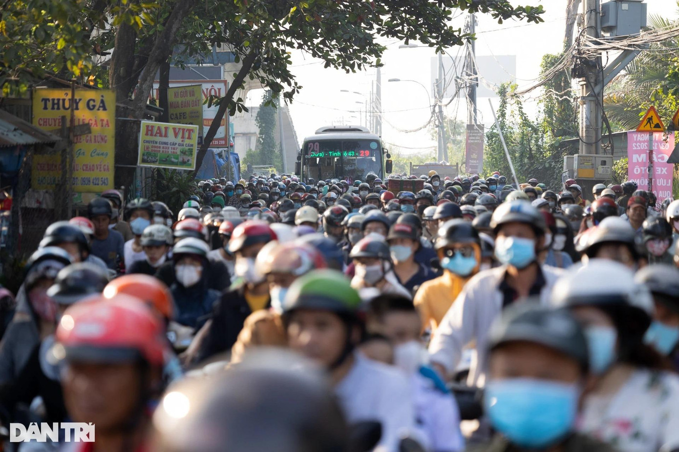 "Những ngày gần đây lưu thông qua đoạn đường này như "cực hình". Tuyến xe của tôi bị trễ chuyến rất nhiều, vì "chôn chân" ở điểm kẹt xe ngày cầu này nhiều giờ đồng hồ. Ngày nào cũng như vầy chắc có nước nghỉ việc sớm", ông Hưng - tài xế tuyến xe buýt số 29 chán nản. "Những ngày gần đây lưu thông qua đoạn đường này như "cực hình". Tuyến xe của tôi bị trễ chuyến rất nhiều, vì "chôn chân" ở điểm kẹt xe ngày cầu này nhiều giờ đồng hồ. Ngày nào cũng như vầy chắc có nước nghỉ việc sớm", ông Hưng - tài xế tuyến xe buýt số 29 chán nản.