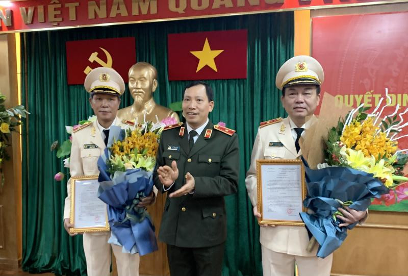 Thứ trưởng Bộ Công an Lê Văn Tuyến trao quyết định và tặng hoa chúc mừng 2 đồng chí tân Cục trưởng. Ảnh: Báo Chính phủ. Thứ trưởng Bộ Công an Lê Văn Tuyến trao quyết định và tặng hoa chúc mừng 2 đồng chí tân Cục trưởng. Ảnh: Báo Chính phủ.