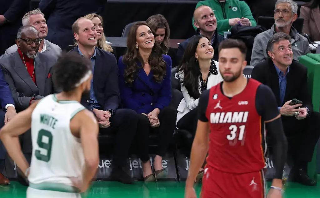 Hoàng tử William và Công nương Kate tham dự một trận đấu của Boston Celtics vào tối 30/11. Ảnh: Reuters.