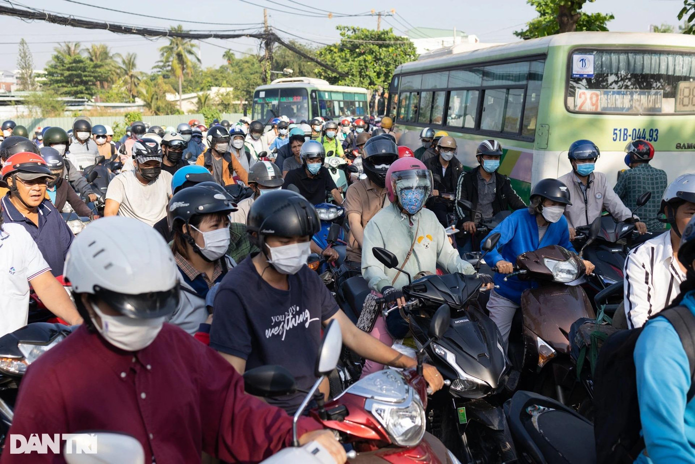 Nhằm để hạn chế các phương tiện, đơn vị thi công đã phối hợp với cơ quan chức năng cấm xe ô tô lưu thông chiều Phú Hữu ra ngã tư Bình Thái (TP Thủ Đức). Tuy nhiên, do cầu tạm quá nhỏ, xe ô tô lưu thông một chiều theo hướng ngược lại cũng không đảm bảo, phải thay phiên chờ đổi lượt cho 2 chiều qua lại nên xảy ra ùn ứ. Nhằm để hạn chế các phương tiện, đơn vị thi công đã phối hợp với cơ quan chức năng cấm xe ô tô lưu thông chiều Phú Hữu ra ngã tư Bình Thái (TP Thủ Đức). Tuy nhiên, do cầu tạm quá nhỏ, xe ô tô lưu thông một chiều theo hướng ngược lại cũng không đảm bảo, phải thay phiên chờ đổi lượt cho 2 chiều qua lại nên xảy ra ùn ứ.