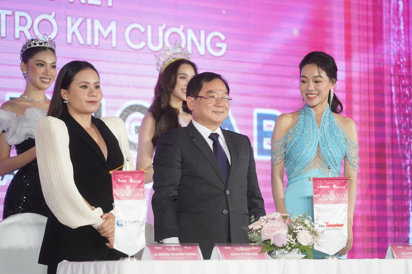 Nhà báo Lê Xuân Sơn và Thạc sĩ Phạm Kim Dung cùng bà Trương Thị Huyền Thương ký kết hợp đồng hợp tác, với sự hỗ trợ của Hoa hậu Đỗ Thị Hà và Á hậu Ngọc Thảo. Nhà báo Lê Xuân Sơn và Thạc sĩ Phạm Kim Dung cùng bà Trương Thị Huyền Thương ký kết hợp đồng hợp tác, với sự hỗ trợ của Hoa hậu Đỗ Thị Hà và Á hậu Ngọc Thảo.