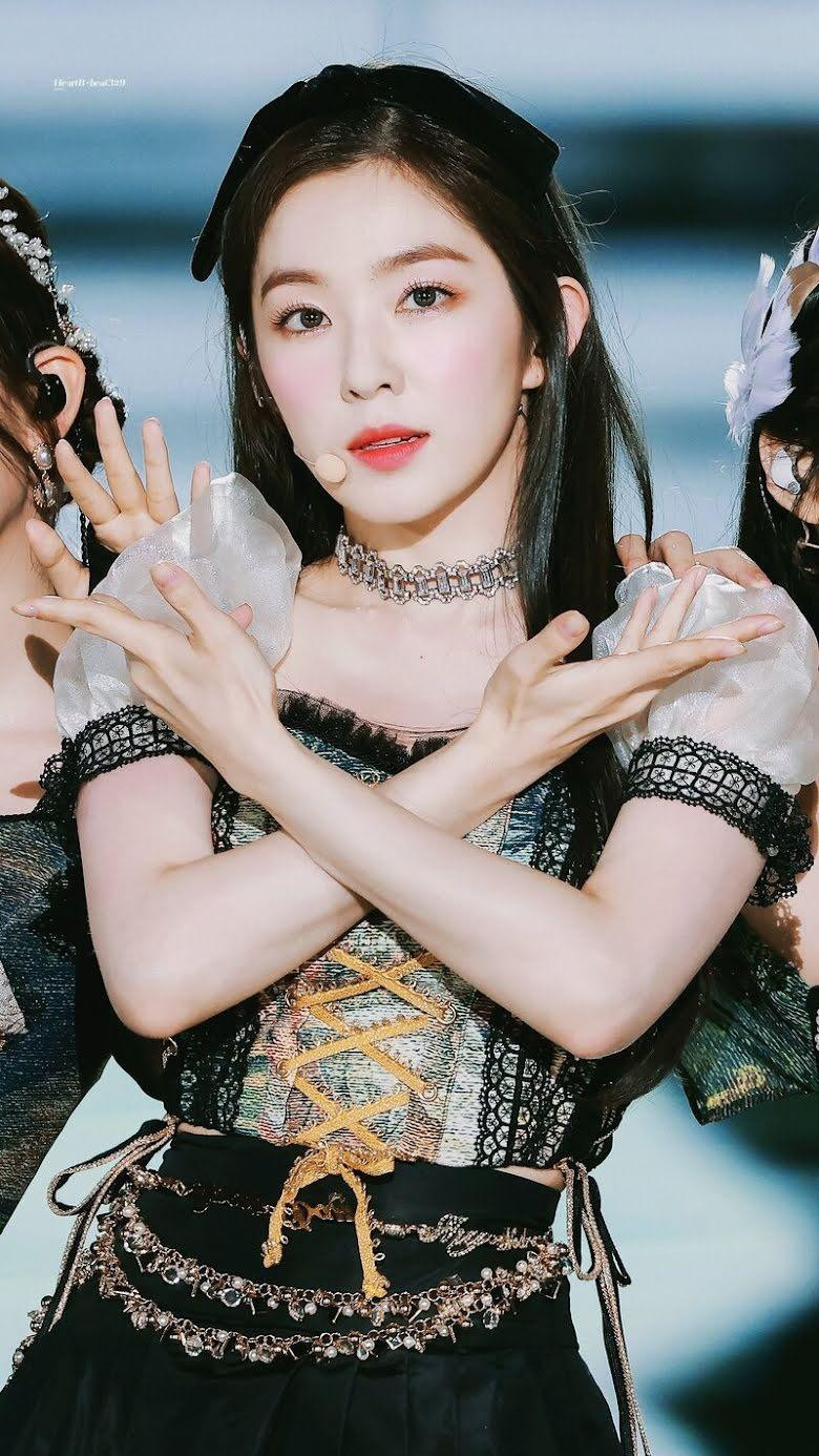 5. Irene (Red Velvet): Irene giữ hạng 5 với hơn 92.000 bình chọn. Irene, tên thật là Bae Joo Hyun, sinh năm 1991 tại Daegu, Hàn Quốc. Cô là trưởng nhóm, rapper chính, vũ công chính, hát phụ, visual (hình ảnh) và center (trung tâm) của Red Velvet. Cô luôn đạt vị trí cao trong các bảng xếp hạng nhan sắc của K-Pop nhờ ngoại hình xinh đẹp, kiêu kỳ.