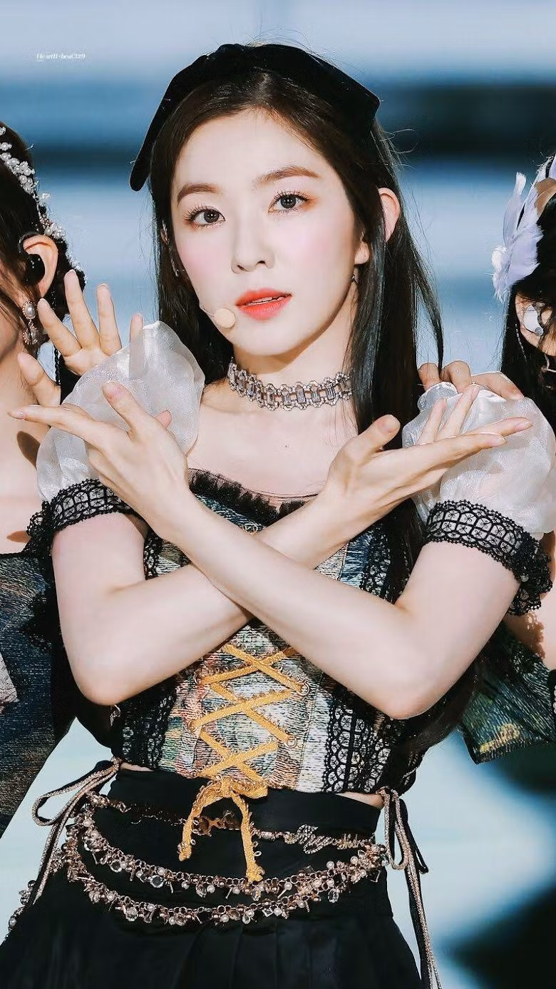 5. Irene (Red Velvet): Irene giữ hạng 5 với hơn 92.000 bình chọn. Irene, tên thật là Bae Joo Hyun, sinh năm 1991 tại Daegu, Hàn Quốc. Cô là trưởng nhóm, rapper chính, vũ công chính, hát phụ, visual (hình ảnh) và center (trung tâm) của Red Velvet. Cô luôn đạt vị trí cao trong các bảng xếp hạng nhan sắc của K-Pop nhờ ngoại hình xinh đẹp, kiêu kỳ. 5. Irene (Red Velvet): Irene giữ hạng 5 với hơn 92.000 bình chọn. Irene, tên thật là Bae Joo Hyun, sinh năm 1991 tại Daegu, Hàn Quốc. Cô là trưởng nhóm, rapper chính, vũ công chính, hát phụ, visual (hình ảnh) và center (trung tâm) của Red Velvet. Cô luôn đạt vị trí cao trong các bảng xếp hạng nhan sắc của K-Pop nhờ ngoại hình xinh đẹp, kiêu kỳ.