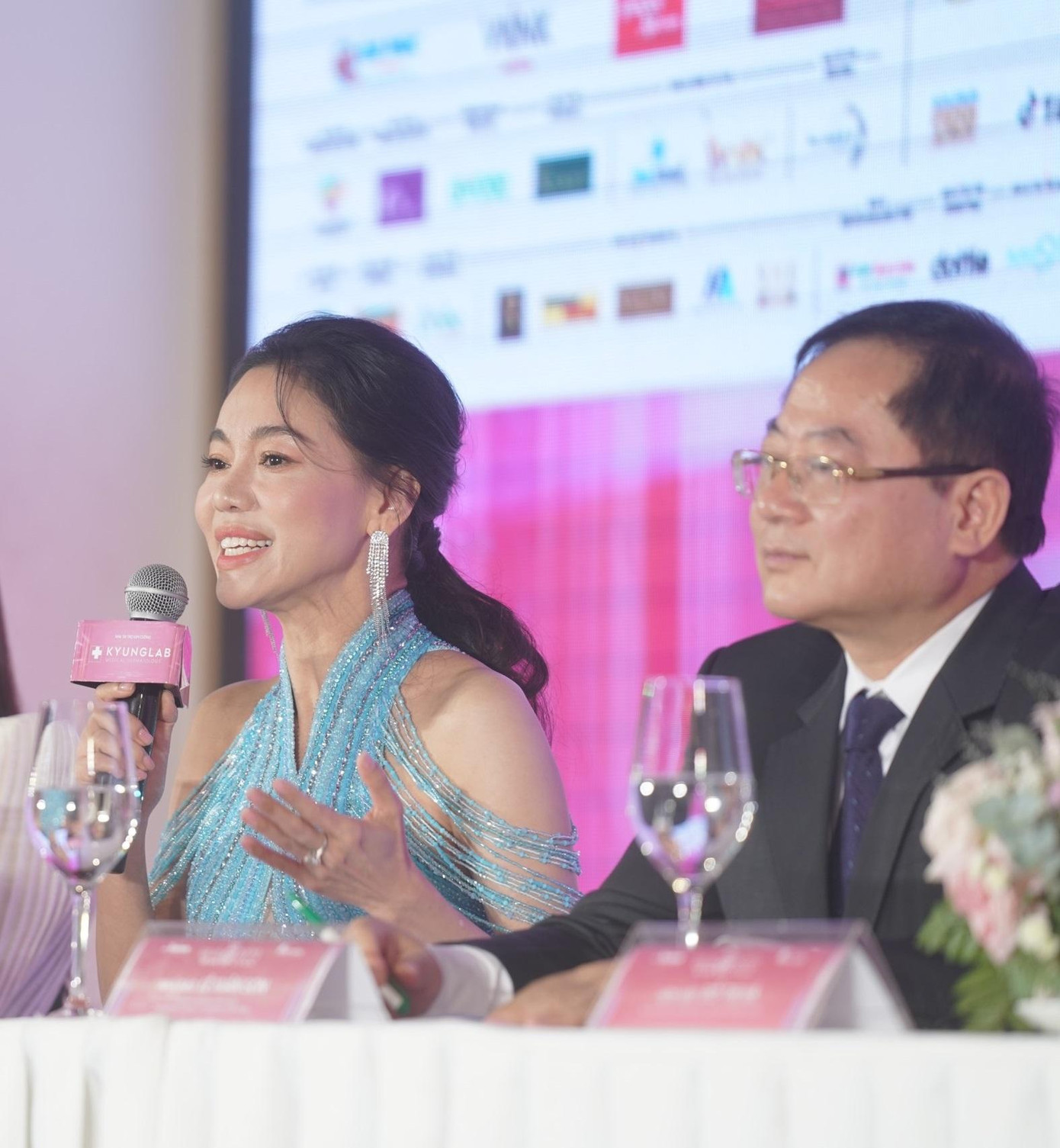 Bà Phạm Kim Dung khẳng định: “Chúng tôi tận dụng tốt nhất nhan sắc của các hoa hậu, á hậu, cũng như các thanh nữ để quảng bá hình ảnh văn hóa Việt Nam ra quốc tế”. Bà Phạm Kim Dung khẳng định: “Chúng tôi tận dụng tốt nhất nhan sắc của các hoa hậu, á hậu, cũng như các thanh nữ để quảng bá hình ảnh văn hóa Việt Nam ra quốc tế”.