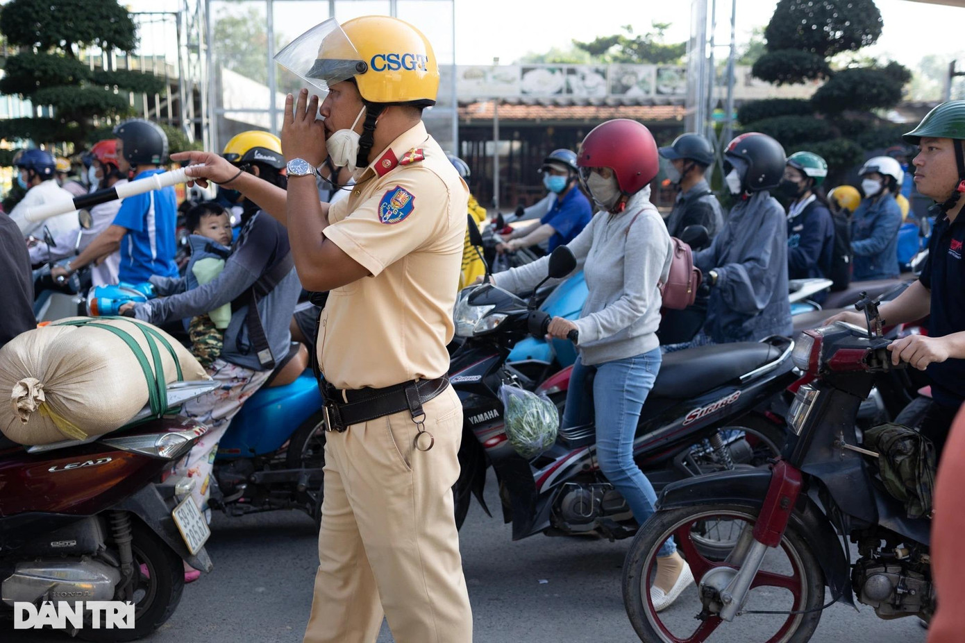 Anh Toản - Cảnh sát giao thông phụ trách điều tiết phương tiện tại khu vực này nói: "Tuy đã có treo các biển báo và đưa ra những lộ trình thay thế nhưng do nhiều người dân chưa quen nên họ vẫn đi vào khu vực này". Anh Toản - Cảnh sát giao thông phụ trách điều tiết phương tiện tại khu vực này nói: "Tuy đã có treo các biển báo và đưa ra những lộ trình thay thế nhưng do nhiều người dân chưa quen nên họ vẫn đi vào khu vực này".