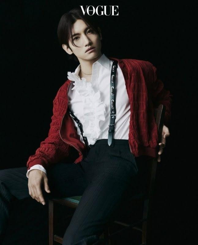 8. Changmin (TVXQ): Changmin giữ hạng 8 với hơn 59.000 bình chọn. Changmin, tên đầy đủ là Shim Changmin, được biết đến với nghệ danh Max Changmin. Anh sinh năm 1988 tại Seoul, Hàn Quốc. Anh là em út của TVXQ. Tháng 10, Changmin lên chức bố sau 2 năm kết hôn.