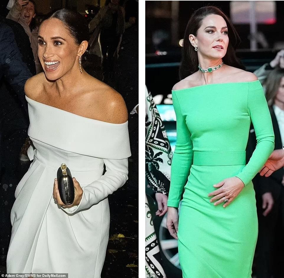 Theo Daily Mail, chiếc váy của Meghan “giống một cách kỳ lạ” bộ cánh màu xanh lá cây được Công nương Kate mặc trong Gala trao giải Earthshot Prize vào ngày 2/12 ở Boston (Mỹ). Cũng như bộ cánh của chị dâu, váy của Meghan có thiết kế lệch vai, dài tay và xẻ tà. Công nương Kate cũng đeo trang sức ngọc lục bảo của mẹ chồng, chiếc vòng cổ. Điểm khác là màu sắc và váy của Vương phi xứ Wales xẻ phía sau, còn của Nữ công tước xứ Sussex xẻ trước. Ảnh: Daily Mail.