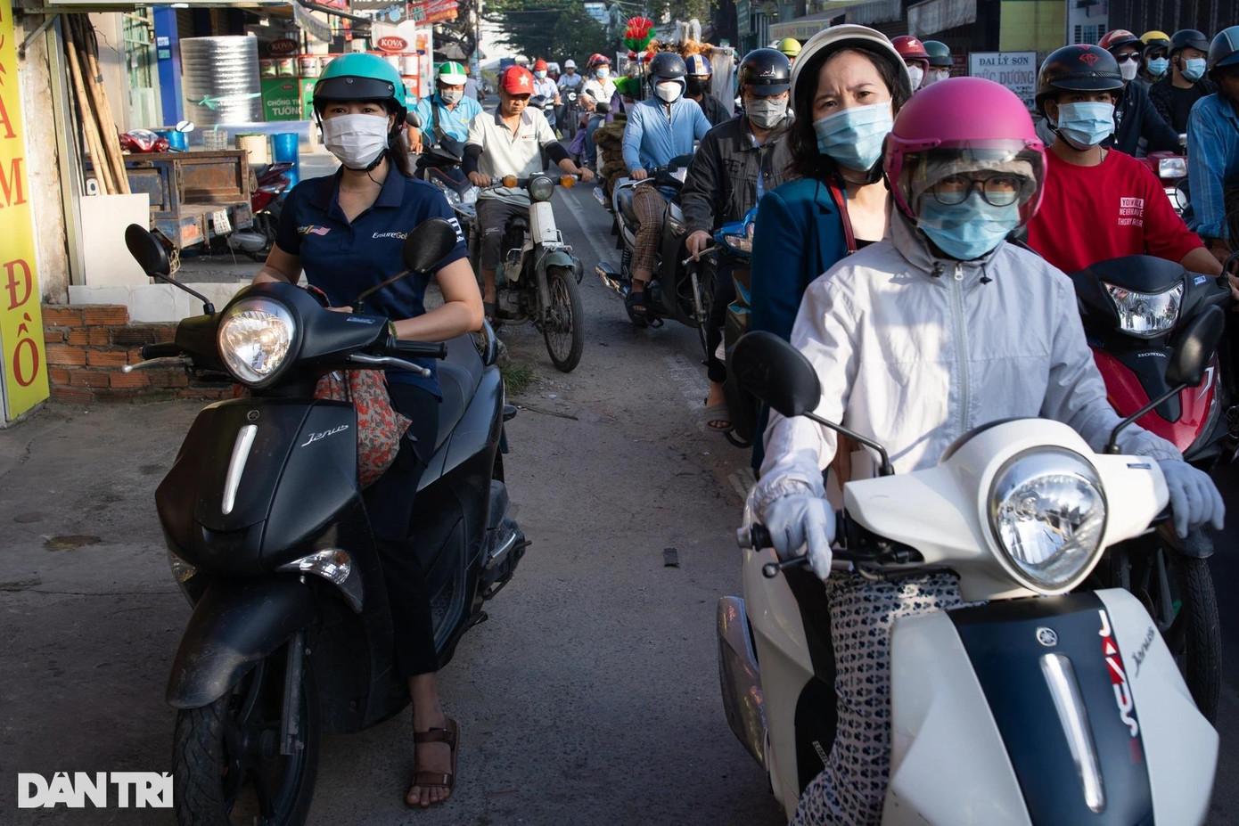 Chị Diệp (bên trái) bức xúc: "Đêm 5/12, phải đến 22h giờ tôi mới về tới nhà vì bị kẹt xe ở đây, mấy ngày qua tôi liên tục đi làm trễ do kẹt xe tại khu vực này". Chị Diệp (bên trái) bức xúc: "Đêm 5/12, phải đến 22h giờ tôi mới về tới nhà vì bị kẹt xe ở đây, mấy ngày qua tôi liên tục đi làm trễ do kẹt xe tại khu vực này".