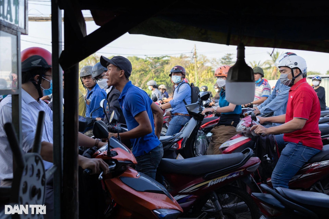 Do quá mệt mỏi trong dòng kẹt xe, một số người dân đã không giữ được bình tĩnh. Do quá mệt mỏi trong dòng kẹt xe, một số người dân đã không giữ được bình tĩnh.