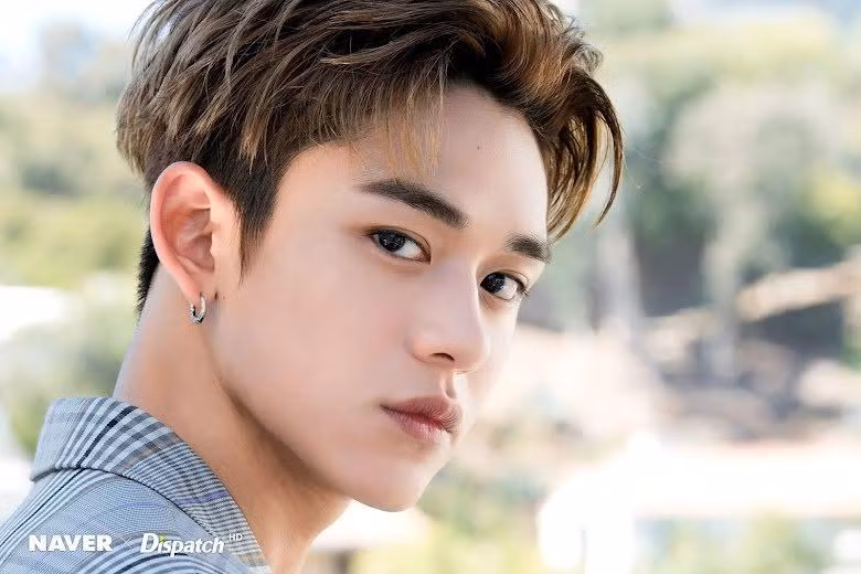4. Lucas (NCT): Lucas nhận được hơn 323.000 bình chọn, giữ hạng 4. Lucas, tên thật là Hoàng Húc Hi, sinh năm 1999 tại Hong Kong, Trung Quốc. Lucas là thành viên nhóm nhạc nam NCT của SM Entertainment. Tuy nhiên, idol Gen Z này tạm ngừng hoạt động từ tháng 8/2021 vì bị bóc phốt "tra nam", lăng nhăng, "đào mỏ" fan. 4. Lucas (NCT): Lucas nhận được hơn 323.000 bình chọn, giữ hạng 4. Lucas, tên thật là Hoàng Húc Hi, sinh năm 1999 tại Hong Kong, Trung Quốc. Lucas là thành viên nhóm nhạc nam NCT của SM Entertainment. Tuy nhiên, idol Gen Z này tạm ngừng hoạt động từ tháng 8/2021 vì bị bóc phốt "tra nam", lăng nhăng, "đào mỏ" fan.
