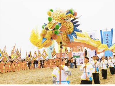 Biểu diễn múa Rồng tại lễ hội tịch điền tại xã Đọi Sơn