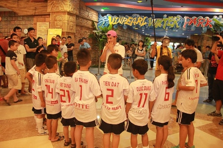 Đội bóng nhí hào hứng với Công viên nước Vinpearl Water Park Royal City mang đậm màu sắc “Rừng rậm nhiệt đới” 