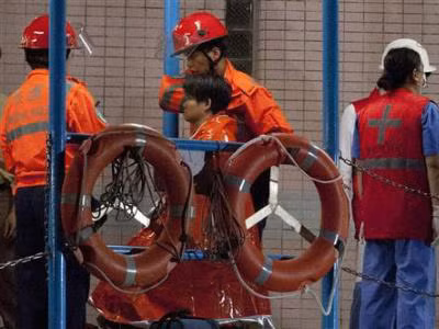 Các nhân viên cứu hộ đưa những người bị nạn lên bờ. Các nhân viên cứu hộ đưa những người bị nạn lên bờ