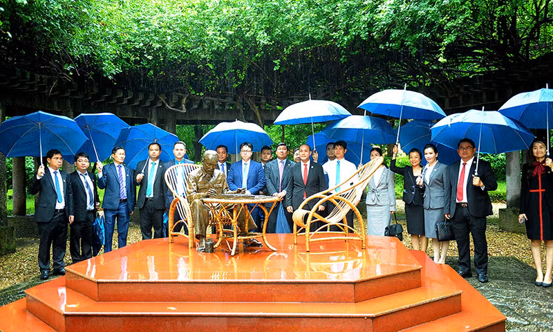 Đoàn đại biểu Hội LHTN Campuchia viếng Lăng Chủ tịch Hồ Chí Minh ảnh 7