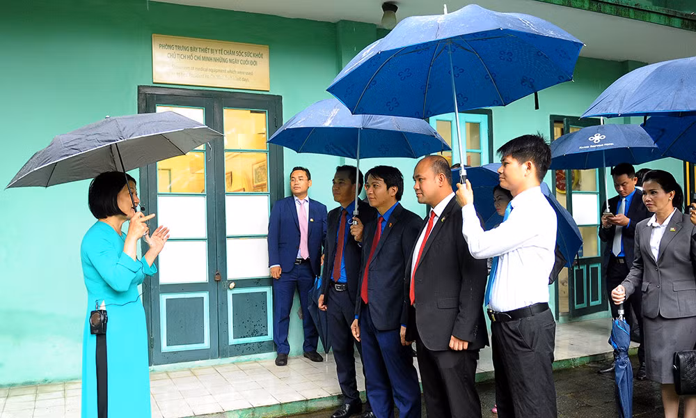 Đoàn đại biểu Hội LHTN Campuchia viếng Lăng Chủ tịch Hồ Chí Minh ảnh 5