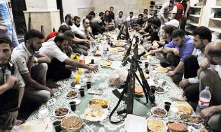 Một bữa ăn của chiến binh phe nổi dậy ở Aleppo. Một bữa ăn của chiến binh phe nổi dậy ở Aleppo