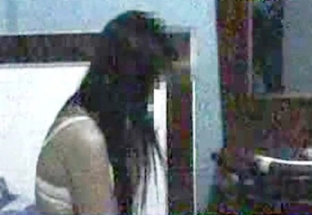 Quý bà mua dâm trai trẻ 17 tuổi lúc bị cơ quan chức năng bắt quả tang.