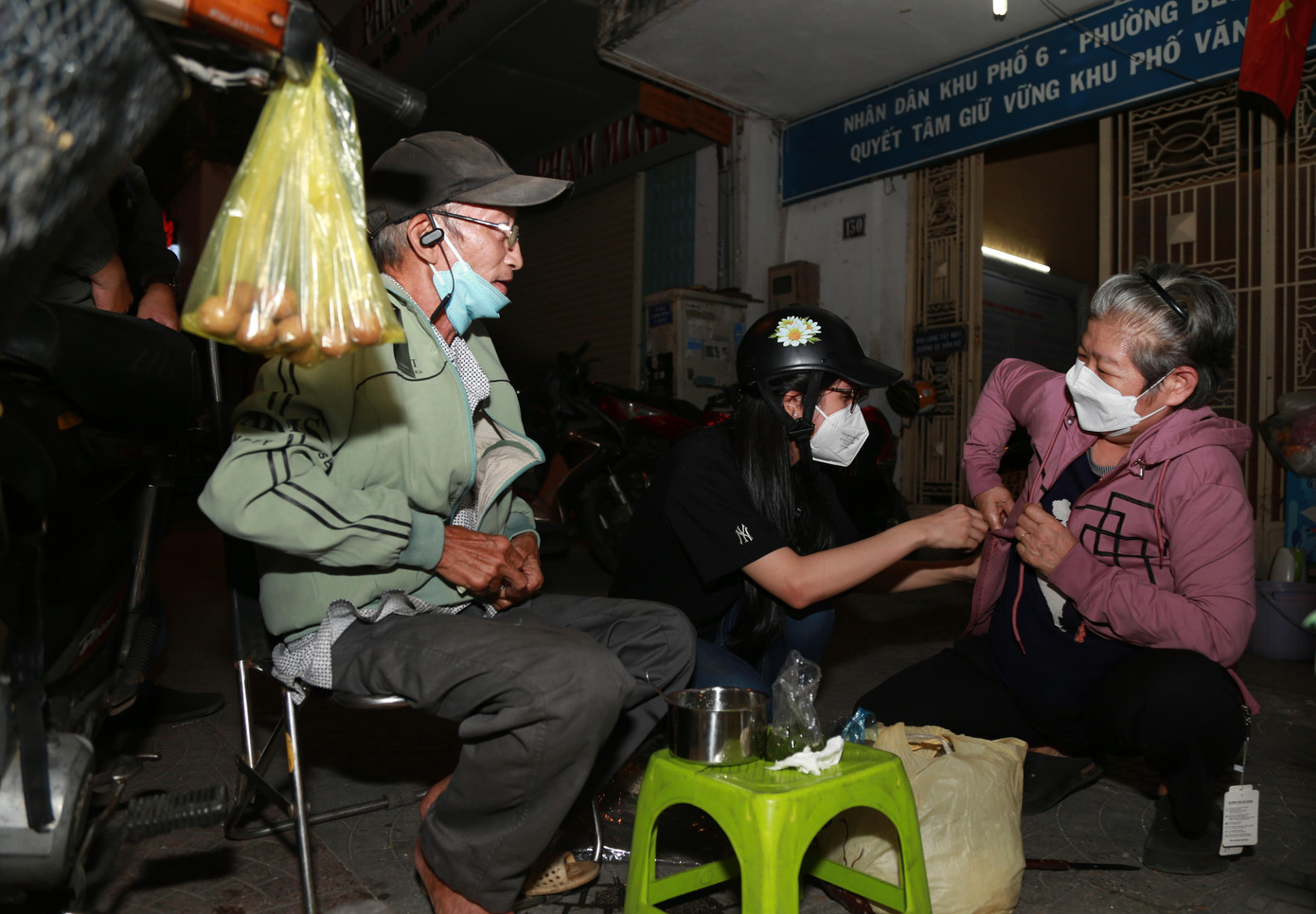 Thấy vợ ông Sơn ngồi bán nước vỉa hè cạnh bên, Phương cũng gửi bà một chiếc áo mới màu tím. Hai ông bà thêm rạng rỡ khi nhận thấy bên trong túi áo có một phần tiền nhỏ. Thấy vợ ông Sơn ngồi bán nước vỉa hè cạnh bên, Phương cũng gửi bà một chiếc áo mới màu tím. Hai ông bà thêm rạng rỡ khi nhận thấy bên trong túi áo có một phần tiền nhỏ.