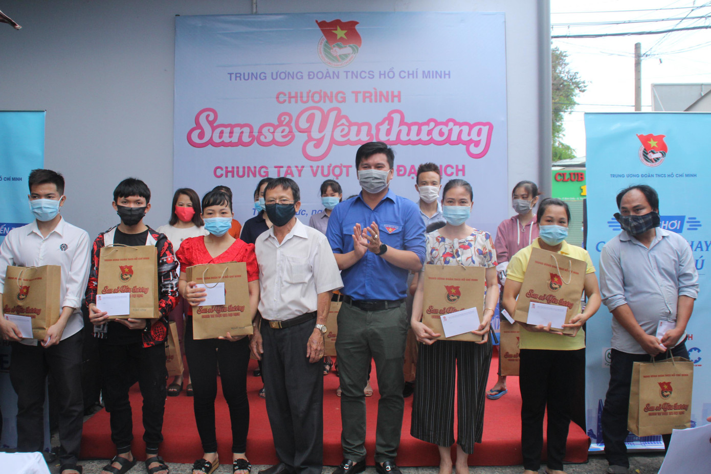 Những phần quà thiết thực phần nào chia sẻ, hỗ trợ bà con vượt qua ảnh hưởng của dịch bệnh COVID-19