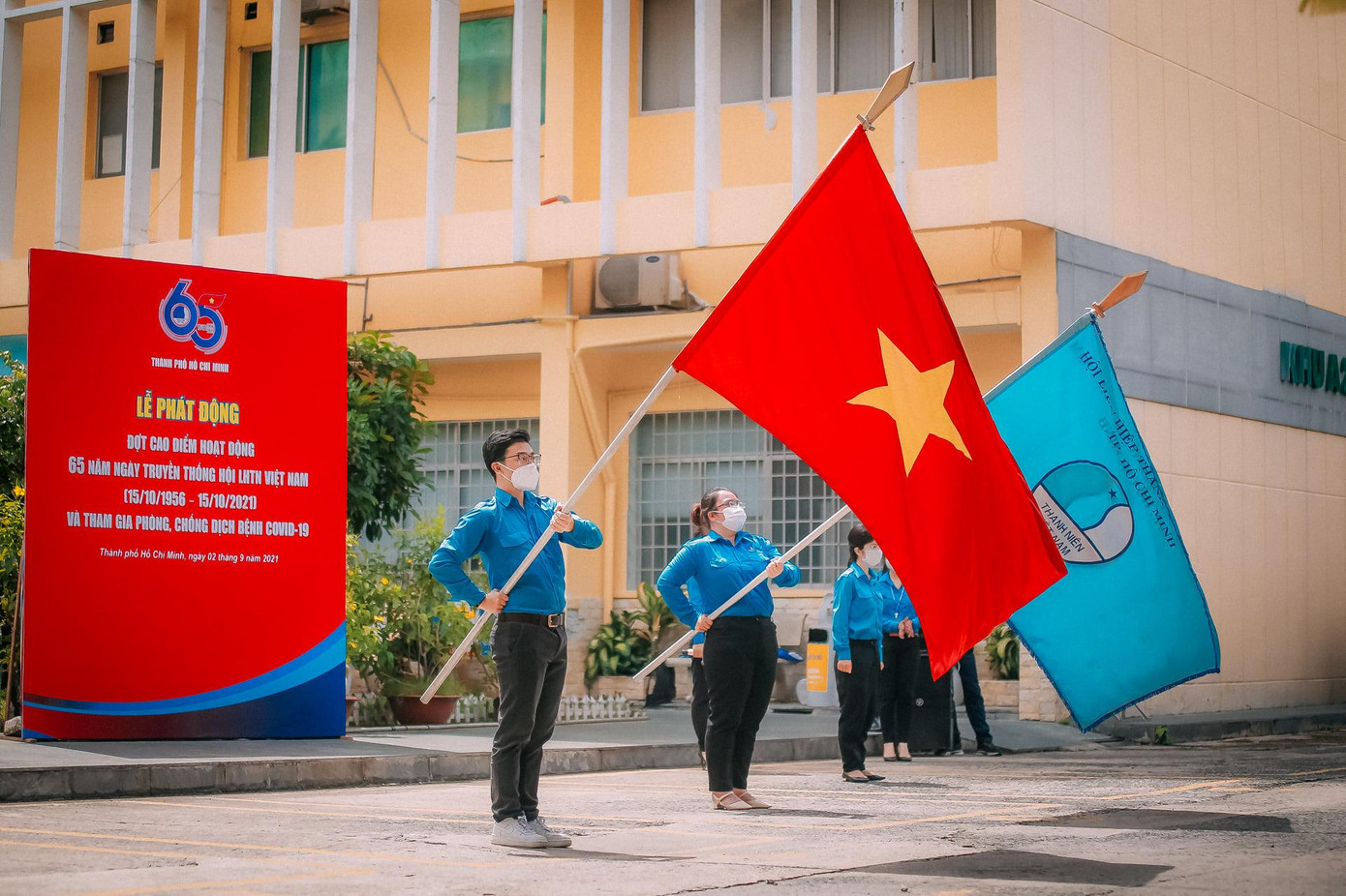 Hội viên, thanh niên thành phố thực hiện nghi thức chào cờ "Tôi yêu Tổ quốc tôi" (Ảnh: Hội LHTN Việt Nam TPHCM) Hội viên, thanh niên thành phố thực hiện nghi thức chào cờ "Tôi yêu Tổ quốc tôi" (Ảnh: Hội LHTN Việt Nam TPHCM)