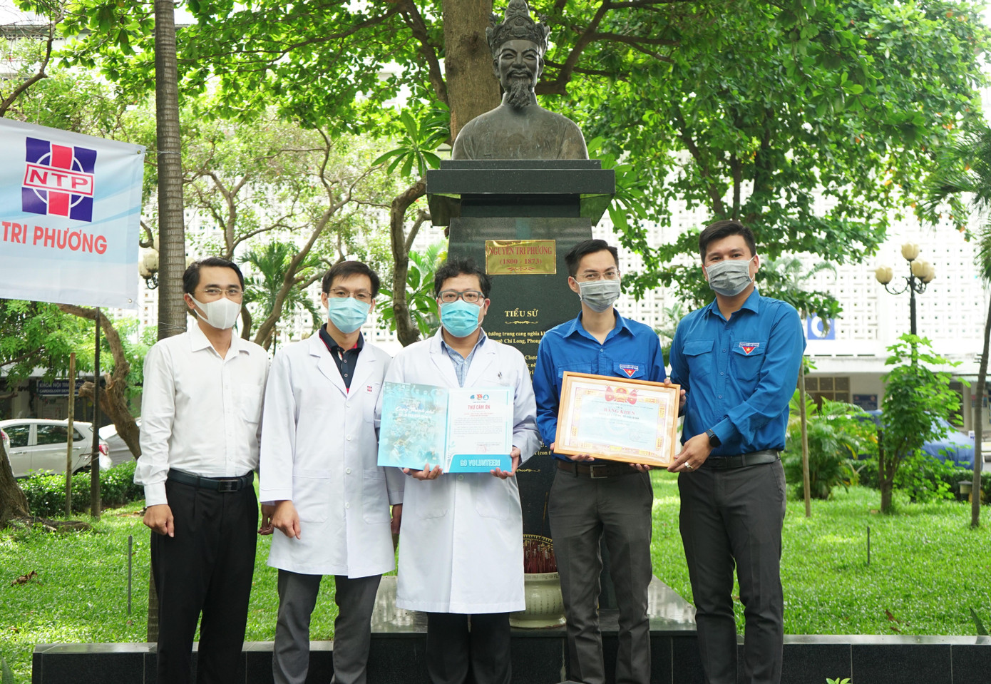 Đoàn công tác Thành Đoàn TPHCM tặng bằng khen các thầy thuốc trẻ tại Bệnh viện Nguyễn Tri Phương