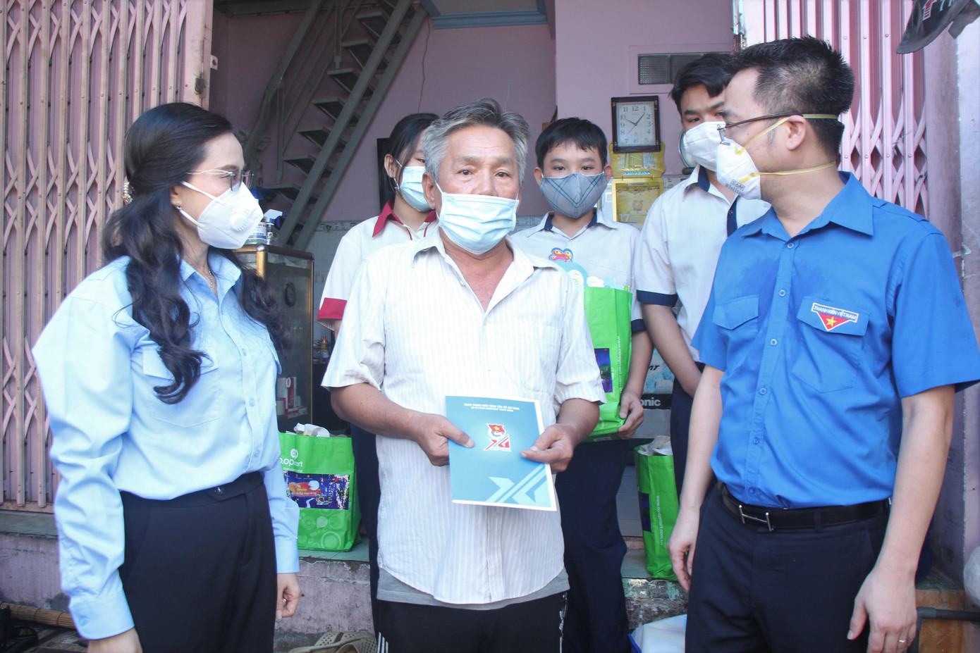 Đoàn công tác T.Ư Đoàn tặng một phần kinh phí hỗ trợ nhằm san sẻ, giúp gia đình sớm vượt qua khó khăn.